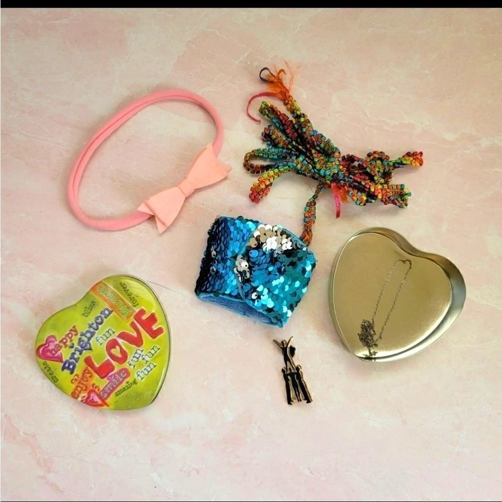 Girls bundle of fun variety of trinkets
